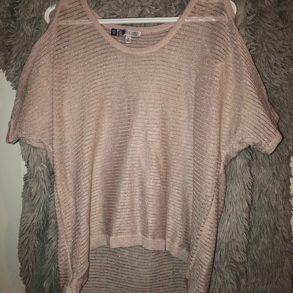 Jennifer Lopez “shimmery” cute top!